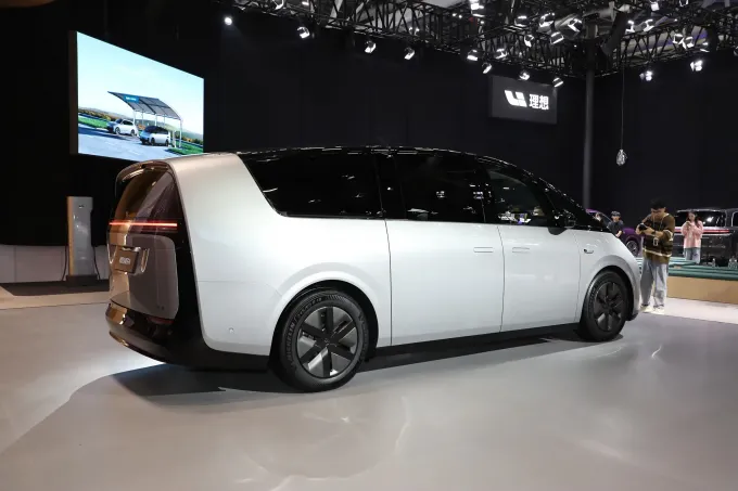 5 πόρτες Ηλεκτρικό 7 θέσεις MPV 700km Long Range MPV EV Car Lixiang Mega 1