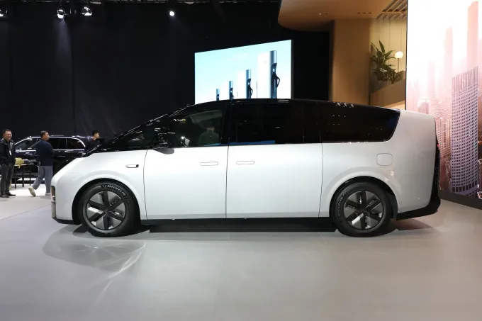 5 πόρτες Ηλεκτρικό 7 θέσεις MPV 700km Long Range MPV EV Car Lixiang Mega 2